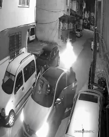 Gece saatlerinde geldikleri sokakta havai fişek ateşleyip kaçtılar