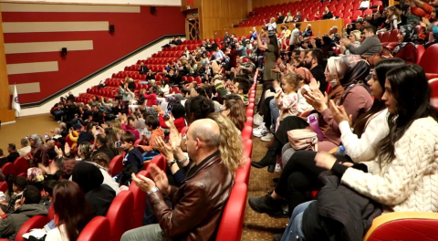 Üniversiteliler, türküler eşliğinde bar oyunlarını sahneledi / Ek fotoğraflar