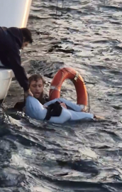 İstanbul - İstanbul Boğazı'nda boğulma tehlikesi geçiren kadını denize atlayarak kurtardı; o anlar kamerada