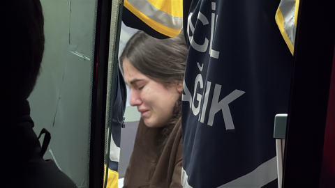 İstanbul - Beyoğlu’nda 2 katlı binada çıkan yangında mahsur kalan 4 kişi kurtarıldı