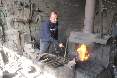 İlçenin tek demir ustası, dede mesleğini 52 yıldır sürdürüyor