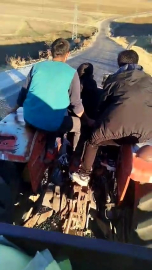 Seyahat ettiği traktörün devrildiği kazayı görüntüledi / Video eklendi