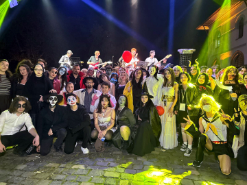 Üniversite öğrencilerinden tematik makyaj ve kıyafetlerle ‘korku gecesi’