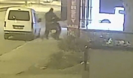 Apartmanın girişindeki motosikletin çalınma anları kamerada