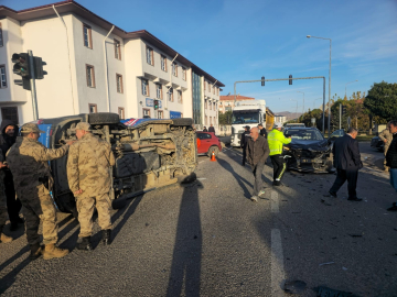 Makam aracı jandarma minibüsüne çarptı; 2 asker yaralandı