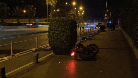 Motosiklet yolun karşısına geçmek isteyen yayaya çarptı; 3 yaralı