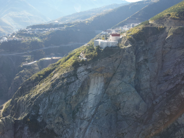 Lise yakınında, kaya kopmalarının yaşandığı yamaçta kapsamlı inceleme