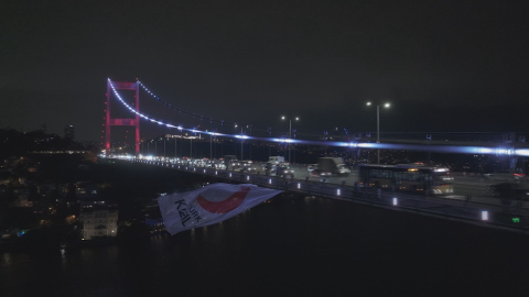İstanbul - 'Kızılay Haftası' kapsamında FSM Köprüsü'ne Kızılay bayrağı asıldı