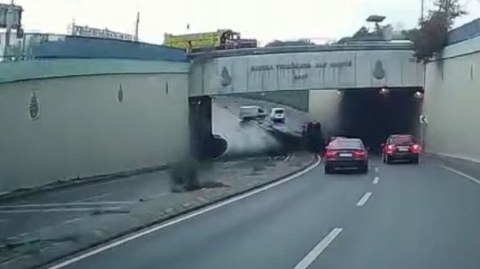 İstanbul - Sultangazi'de refüjü aşan minibüsün başka minibüse çarptığı kaza kamerada