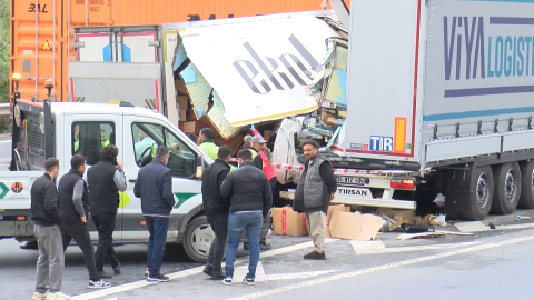 İstanbul - Arnavutköy'de kamyon TIR'a çarptı: 1 ölü 1 yaralı / Geniş haber