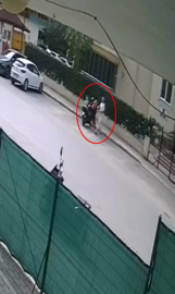 Rus kocanın boşanma aşamasındaki eşini bıçakladığı anlar kamerada / Video eklendi