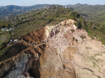 Göçük altında kalan kamyon şoförü için arama kurtarma çalışmaları durduruldu (2)