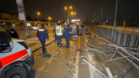 İstanbul - Avcılar’da D-100’de yan yola uçan otomobil, bariyerleri parçalayarak yayalara çarptı: 3 yaralı