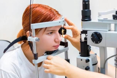 “Yakın Görmede Devrim: Lazer ve Biyolojik Doku Nakliyle Gözün Doğal Gücü Geri Kazandırılıyor”