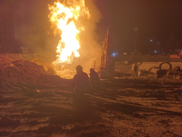 Hatay’da alt yapı çalışmasında hasar gören doğalgaz borusu alev aldı: 2 yaralı