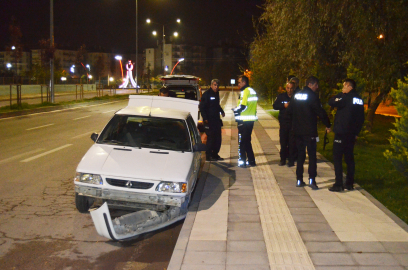 Alkollü ve ehliyetsiz sürücü, 'dur' ihtarına uymayınca kaza yapıp yakalandı