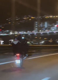 İzmir’de 2 motosikletlinin tek teker üzerinde tehlikeli yolculuğu kamerada