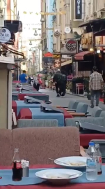 İstanbul - İstiklal Caddesi’nde esnaf arasında silahlı kavga kamerada: 2 yaralı / Ek bilgiyle