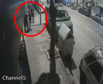 Kaldırımdakilerden kenara çekilmelerini isteyip iş yerine ateş açtı; o anlar kamerada