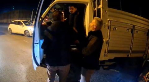 İstanbul - Arnavutköy'de 'canım sıkkın' diyen kamyonet şoförü, motosikletliyi darbetti