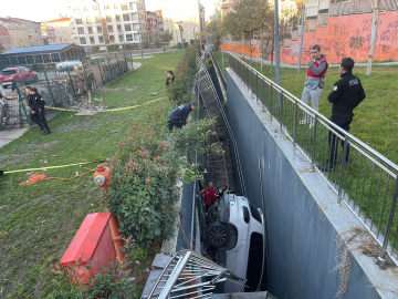 İstanbul- Bahçelievler'de otomobil araçlara çarparak yaklaşık 5 metreden düştü-1
