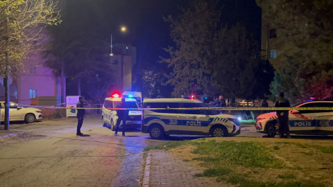 Boşanma aşamasında olduğu karısını bıçaklayarak öldürdü