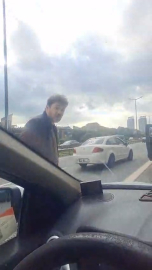 İstanbul- Ümraniye'de trafik tartışmasında aracın camını yumrukladı