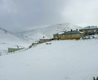 Van'da Karabet Geçidi'nde kar yağışı etkili oldu (2)