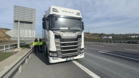 İstanbul - Kuzey Marmara Otoyolu’nda 2 kamyon ve 1 TIR zincirleme kazaya karıştı