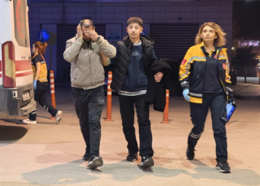 Alkol aldıktan sonra taşların üzerine düştü, sağ kulağı koptu