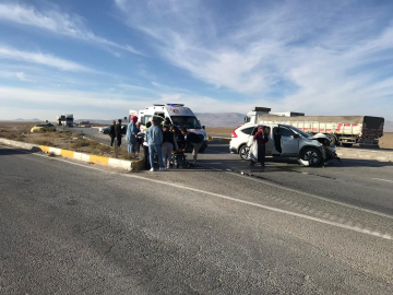 Kamyonet ile otomobil çarpıştı: 3'ü çocuk 7 yaralı