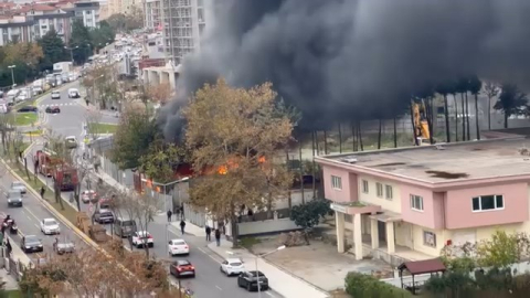İstanbul- Beylikdüzü'nde depoda çıkan yangın söndürüldü