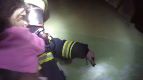 Diyarbakır'da apartmanda yangın: 13 kişi dumandan etkilendi (2)