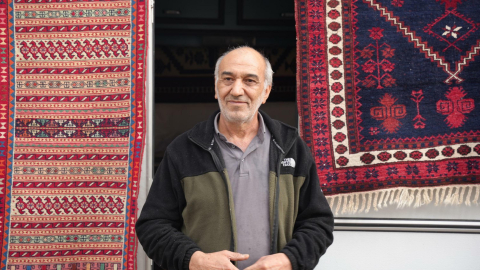 Sındırgı’da artçılar nedeniyle dükkanında çalışamayan halı ustası, işini karavana taşıdı