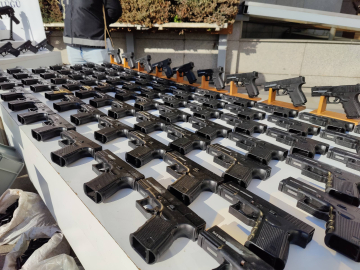 İstanbul- İstanbul'da motosikletli suç örgütüne düzenlenen operasyonda ele geçirilenler emniyette sergilendi