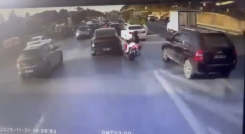 İstanbul- Maltepe'de motosiklet otomobile çarptı; kaza kamerada