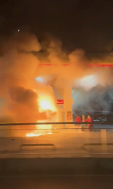 İstanbul- Çekmeköy'de otomobil akaryakıt istasyonuna daldı; 2 otomobil yandı