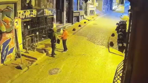 İstanbul- Beyoğlu'nda skuter hırsızlığı kamerada