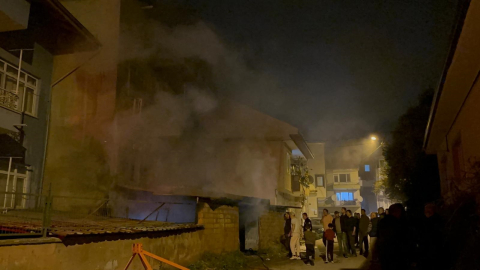 Depoda çıkan yangında, traktör ve tarım malzemeleri kullanılamaz hale geldi