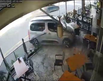 15 yaşındaki sürücü, otomobille restorana daldı; o anlar kamerada