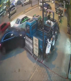 Otomobil, kaldırımdaki motosikletlere çarptı; kaza anı kamerada