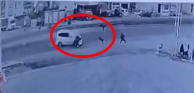 Motosiklet ile hafif ticari aracın çarpıştığı kaza kamerada: 2 yaralı