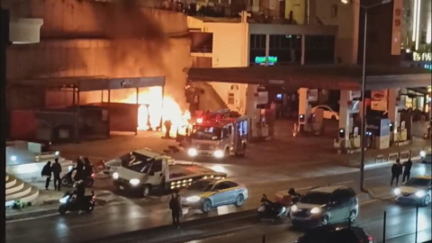 İstanbul - Esenyurt'ta akaryakıt istasyonundaki otomobilde çıkan yangını itfaiye söndürdü