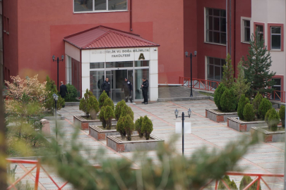 Gümüşhane Üniversitesi'nde kadın memur silahla rehin alındı, şüpheli ikna edilmeye çalışılıyor