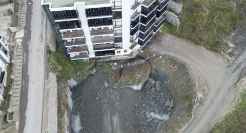 İnşaat alanında toprak kayması: 70 kişi evlerinden tahliye edildi/Ek fotoğraflar