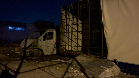 İzmir’de atık yığını alev aldı; bir kamyonet kullanılamaz hale geldi