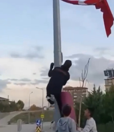 Katlanan Türk bayrağını direğe tırmanıp düzeltti