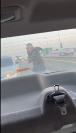 Çekiç ve bijon anahtarlı yol verme kavgası kamerada