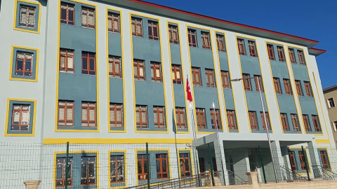 Sülfür gazı nedeniyle 1 okulda eğitime ara verildi, termal tesislerin faaliyeti durduruldu / Ek fotoğraflar