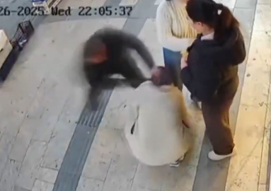 Boşanma aşamasındaki eşi tarafından bıçaklandı; saldırı kamerada